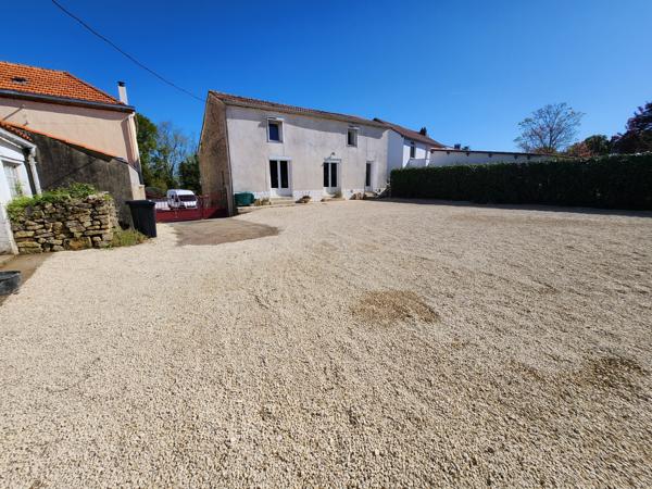 Mareuil-sur-Lay-Dissais (85320) Maison en pierre rénovée avec diverses dépendances et 4 chambres
