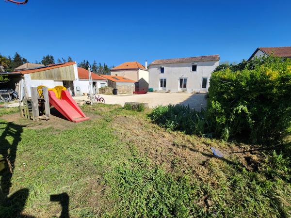 Mareuil-sur-Lay-Dissais (85320) Maison en pierre rénovée avec diverses dépendances et 4 chambres