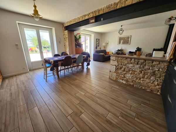 Mareuil-sur-Lay-Dissais (85320) Maison en pierre rénovée avec diverses dépendances et 4 chambres