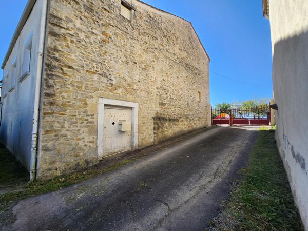 Mareuil-sur-Lay-Dissais (85320) Maison en pierre rénovée avec diverses dépendances et 4 chambres