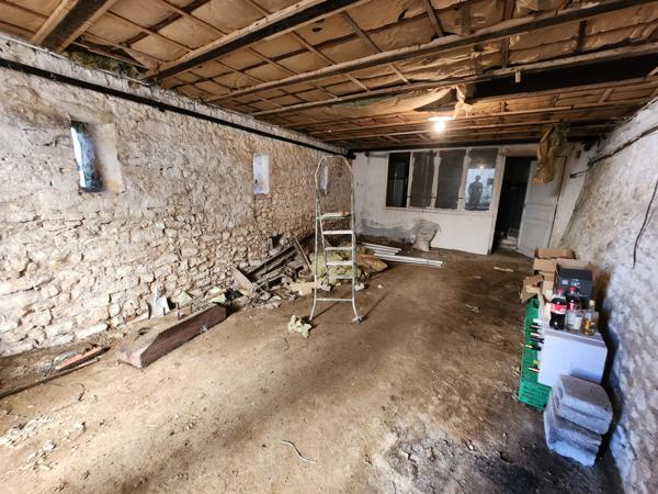 Mareuil-sur-Lay-Dissais (85320) Maison en pierre rénovée avec diverses dépendances et 4 chambres