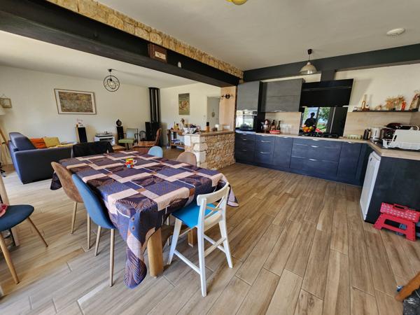 Mareuil-sur-Lay-Dissais (85320) Maison en pierre rénovée avec diverses dépendances et 4 chambres