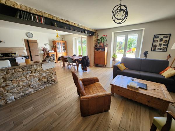 Mareuil-sur-Lay-Dissais (85320) Maison en pierre rénovée avec diverses dépendances et 4 chambres