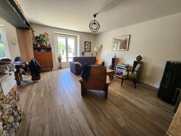 Mareuil-sur-Lay-Dissais (85320) Maison en pierre rénovée avec diverses dépendances et 4 chambres