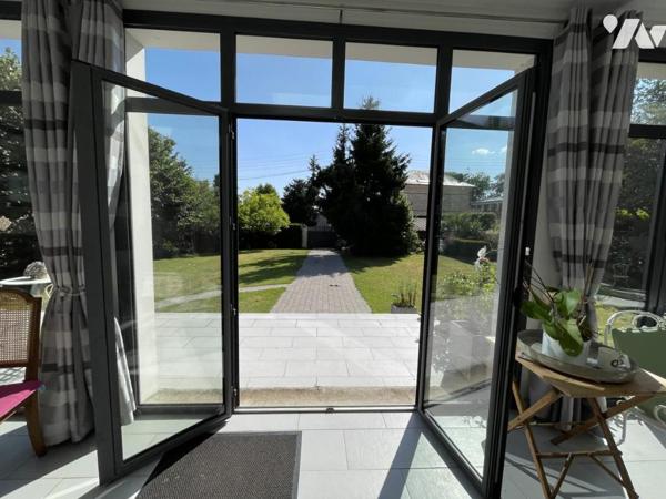 MAISON FAMILIALE AVEC JARDIN ET GARAGES