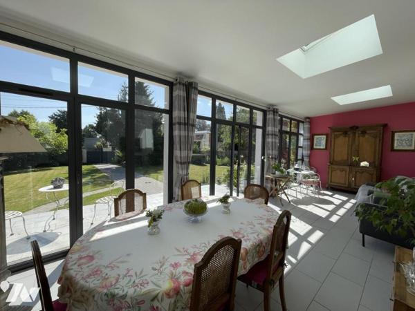 MAISON FAMILIALE AVEC JARDIN ET GARAGES