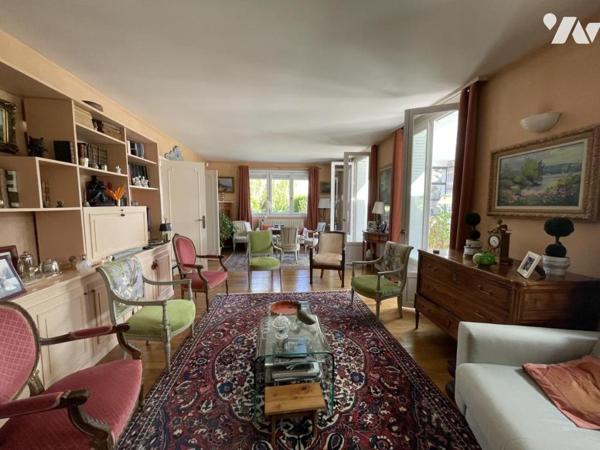 MAISON FAMILIALE AVEC JARDIN ET GARAGES