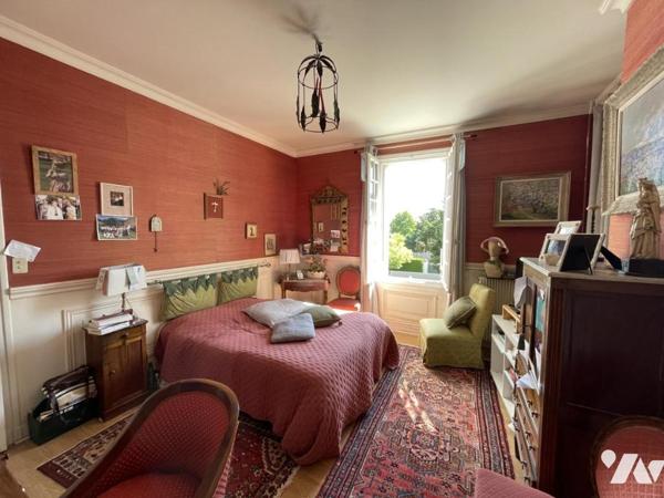 MAISON FAMILIALE AVEC JARDIN ET GARAGES