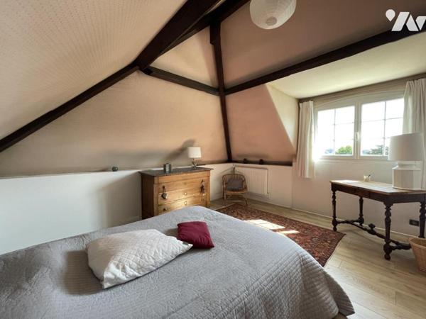 MAISON FAMILIALE AVEC JARDIN ET GARAGES