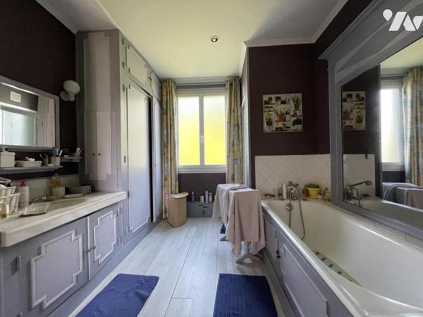 MAISON FAMILIALE AVEC JARDIN ET GARAGES