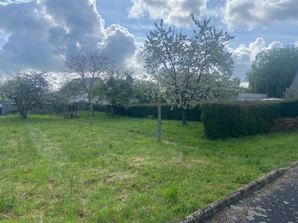 A VENDRE A LANVALLAY TERRAIN CONSTRUCTIBLE d'environ 700m² BORNÉ NON VIABILISE