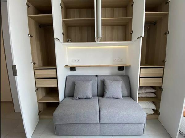 Studio à faibles charges dans une  tour avec piscine 