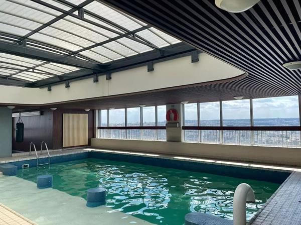 Studio à faibles charges dans une  tour avec piscine 