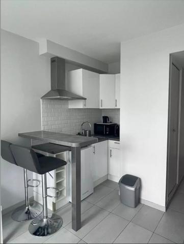 Studio à faibles charges dans une  tour avec piscine 