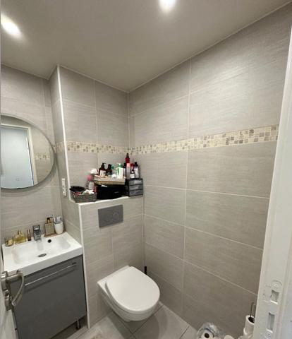 Studio à faibles charges dans une  tour avec piscine 