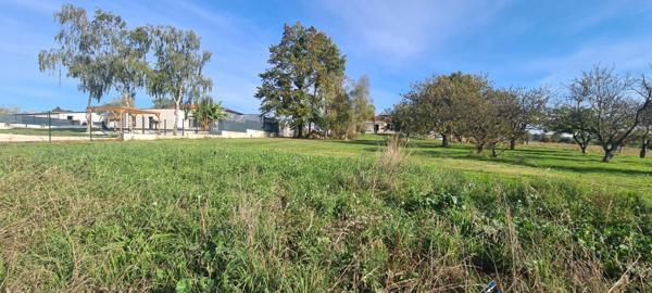 Terrain constructible St Crespin 1146 M² en second rideau, non viabilisé. Accès avec empierrement réalisé (avec passage des fourreaux)