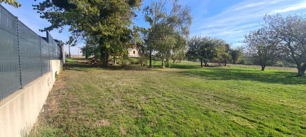 Terrain constructible St Crespin 1146 M² en second rideau, non viabilisé. Accès avec empierrement réalisé (avec passage des fourreaux)