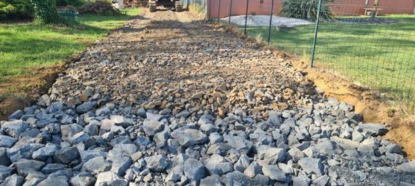 Terrain constructible St Crespin 1146 M² en second rideau, non viabilisé. Accès avec empierrement réalisé (avec passage des fourreaux)