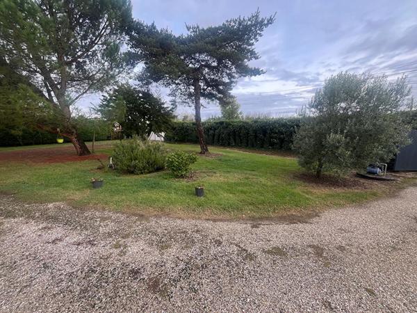 Maison de plain-pied avec piscine sur plus de 4 000 m² de terrain arboré