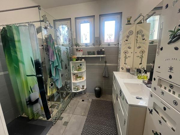 Maison de plain-pied avec piscine sur plus de 4 000 m² de terrain arboré