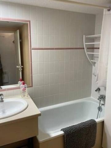 Appartement à vendre 2 pièces LA MONGIE (65) avec balcon, cellier, casier à ski et parking intérieur.
