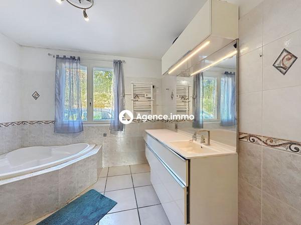 À vendre - Maison individuelle, 5 pièces située à Sainte-Anastasie-sur-Issole (83136)