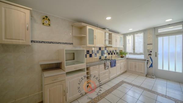 Maison
                                                                                                                                                                                                                                                                                                                        6 pièce(s)                                                                                                                                                                                                          3 chambre(s)                                                                                                                                                                                                          125  m²