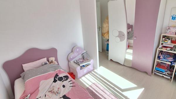 Maison 5 chambres, double garage et jardin