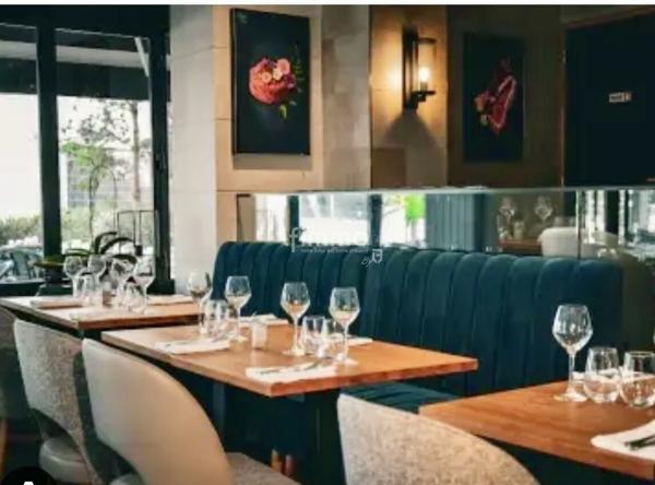 Murs d’un restaurant à Vincennes avec F2