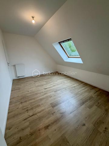 Sonia Rozwadower - BSK Immobilier :

Venez découvrir cette maison contemporaine de 2016, d'une superficie de 115M2 et construite sur un terrain de 441m2. Celle-ci est située dans un environnement calme et recherché de Saint-Avé, à proximité de Meucon.

Dès l'entrée, vous serez séduits par une belle pièce de vie traversante de 40 m², baignée de lumière, avec salon, salle à manger et cuisine ouverte aménagée et équipée, le tout prolongé par une large baie vitrée donnant sur le jardin. Un espace convivial et chaleureux, idéal pour la vie de famille.

Le rez-de-chaussée propose également une chambre, une salle d'eau et un WC indépendant, offrant un véritable confort de vie au quotidien.

À l'étage, un palier spacieux d'environ 10 m² laisse place à vos envies (bureau, espace jeux, coin lecture…) et dessert trois belles chambres, un WC indépendant ainsi qu'une grande salle de bain.

Un garage de 16m2 avec accès direct à la maison vient compléter l'ensemble.

Maison en très bon état, fonctionnelle et parfaitement adaptée à une vie de famille, le tout dans un quartier résidentiel apprécié pour sa tranquillité et sa proximité des commodités.

Une maison clé en main où vous n'avez plus qu'à vous installer et profiter!

N'hésitez pas à me contacter pour organiser une visite!