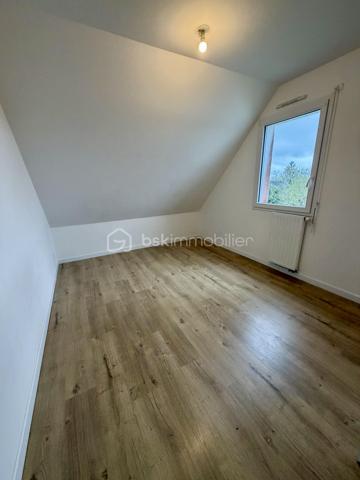 Sonia Rozwadower - BSK Immobilier :

Venez découvrir cette maison contemporaine de 2016, d'une superficie de 115M2 et construite sur un terrain de 441m2. Celle-ci est située dans un environnement calme et recherché de Saint-Avé, à proximité de Meucon.

Dès l'entrée, vous serez séduits par une belle pièce de vie traversante de 40 m², baignée de lumière, avec salon, salle à manger et cuisine ouverte aménagée et équipée, le tout prolongé par une large baie vitrée donnant sur le jardin. Un espace convivial et chaleureux, idéal pour la vie de famille.

Le rez-de-chaussée propose également une chambre, une salle d'eau et un WC indépendant, offrant un véritable confort de vie au quotidien.

À l'étage, un palier spacieux d'environ 10 m² laisse place à vos envies (bureau, espace jeux, coin lecture…) et dessert trois belles chambres, un WC indépendant ainsi qu'une grande salle de bain.

Un garage de 16m2 avec accès direct à la maison vient compléter l'ensemble.

Maison en très bon état, fonctionnelle et parfaitement adaptée à une vie de famille, le tout dans un quartier résidentiel apprécié pour sa tranquillité et sa proximité des commodités.

Une maison clé en main où vous n'avez plus qu'à vous installer et profiter!

N'hésitez pas à me contacter pour organiser une visite!