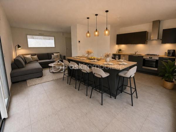 Sonia Rozwadower - BSK Immobilier :

Venez découvrir cette maison contemporaine de 2016, d'une superficie de 115M2 et construite sur un terrain de 441m2. Celle-ci est située dans un environnement calme et recherché de Saint-Avé, à proximité de Meucon.

Dès l'entrée, vous serez séduits par une belle pièce de vie traversante de 40 m², baignée de lumière, avec salon, salle à manger et cuisine ouverte aménagée et équipée, le tout prolongé par une large baie vitrée donnant sur le jardin. Un espace convivial et chaleureux, idéal pour la vie de famille.

Le rez-de-chaussée propose également une chambre, une salle d'eau et un WC indépendant, offrant un véritable confort de vie au quotidien.

À l'étage, un palier spacieux d'environ 10 m² laisse place à vos envies (bureau, espace jeux, coin lecture…) et dessert trois belles chambres, un WC indépendant ainsi qu'une grande salle de bain.

Un garage de 16m2 avec accès direct à la maison vient compléter l'ensemble.

Maison en très bon état, fonctionnelle et parfaitement adaptée à une vie de famille, le tout dans un quartier résidentiel apprécié pour sa tranquillité et sa proximité des commodités.

Une maison clé en main où vous n'avez plus qu'à vous installer et profiter!

N'hésitez pas à me contacter pour organiser une visite!