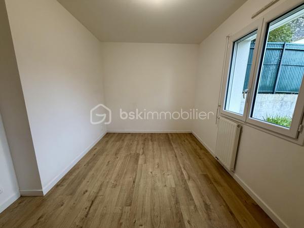 Sonia Rozwadower - BSK Immobilier :

Venez découvrir cette maison contemporaine de 2016, d'une superficie de 115M2 et construite sur un terrain de 441m2. Celle-ci est située dans un environnement calme et recherché de Saint-Avé, à proximité de Meucon.

Dès l'entrée, vous serez séduits par une belle pièce de vie traversante de 40 m², baignée de lumière, avec salon, salle à manger et cuisine ouverte aménagée et équipée, le tout prolongé par une large baie vitrée donnant sur le jardin. Un espace convivial et chaleureux, idéal pour la vie de famille.

Le rez-de-chaussée propose également une chambre, une salle d'eau et un WC indépendant, offrant un véritable confort de vie au quotidien.

À l'étage, un palier spacieux d'environ 10 m² laisse place à vos envies (bureau, espace jeux, coin lecture…) et dessert trois belles chambres, un WC indépendant ainsi qu'une grande salle de bain.

Un garage de 16m2 avec accès direct à la maison vient compléter l'ensemble.

Maison en très bon état, fonctionnelle et parfaitement adaptée à une vie de famille, le tout dans un quartier résidentiel apprécié pour sa tranquillité et sa proximité des commodités.

Une maison clé en main où vous n'avez plus qu'à vous installer et profiter!

N'hésitez pas à me contacter pour organiser une visite!