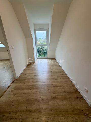 Sonia Rozwadower - BSK Immobilier :

Venez découvrir cette maison contemporaine de 2016, d'une superficie de 115M2 et construite sur un terrain de 441m2. Celle-ci est située dans un environnement calme et recherché de Saint-Avé, à proximité de Meucon.

Dès l'entrée, vous serez séduits par une belle pièce de vie traversante de 40 m², baignée de lumière, avec salon, salle à manger et cuisine ouverte aménagée et équipée, le tout prolongé par une large baie vitrée donnant sur le jardin. Un espace convivial et chaleureux, idéal pour la vie de famille.

Le rez-de-chaussée propose également une chambre, une salle d'eau et un WC indépendant, offrant un véritable confort de vie au quotidien.

À l'étage, un palier spacieux d'environ 10 m² laisse place à vos envies (bureau, espace jeux, coin lecture…) et dessert trois belles chambres, un WC indépendant ainsi qu'une grande salle de bain.

Un garage de 16m2 avec accès direct à la maison vient compléter l'ensemble.

Maison en très bon état, fonctionnelle et parfaitement adaptée à une vie de famille, le tout dans un quartier résidentiel apprécié pour sa tranquillité et sa proximité des commodités.

Une maison clé en main où vous n'avez plus qu'à vous installer et profiter!

N'hésitez pas à me contacter pour organiser une visite!