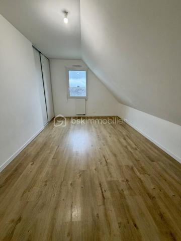 Sonia Rozwadower - BSK Immobilier :

Venez découvrir cette maison contemporaine de 2016, d'une superficie de 115M2 et construite sur un terrain de 441m2. Celle-ci est située dans un environnement calme et recherché de Saint-Avé, à proximité de Meucon.

Dès l'entrée, vous serez séduits par une belle pièce de vie traversante de 40 m², baignée de lumière, avec salon, salle à manger et cuisine ouverte aménagée et équipée, le tout prolongé par une large baie vitrée donnant sur le jardin. Un espace convivial et chaleureux, idéal pour la vie de famille.

Le rez-de-chaussée propose également une chambre, une salle d'eau et un WC indépendant, offrant un véritable confort de vie au quotidien.

À l'étage, un palier spacieux d'environ 10 m² laisse place à vos envies (bureau, espace jeux, coin lecture…) et dessert trois belles chambres, un WC indépendant ainsi qu'une grande salle de bain.

Un garage de 16m2 avec accès direct à la maison vient compléter l'ensemble.

Maison en très bon état, fonctionnelle et parfaitement adaptée à une vie de famille, le tout dans un quartier résidentiel apprécié pour sa tranquillité et sa proximité des commodités.

Une maison clé en main où vous n'avez plus qu'à vous installer et profiter!

N'hésitez pas à me contacter pour organiser une visite!