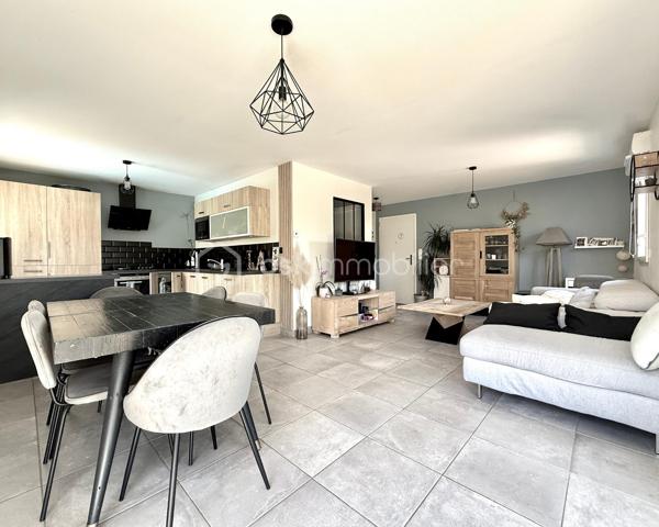 BAYARD IMMOBILIER vous invite à découvrir ce magnifique duplex type maison de ville d’environ 80 m², dans une petite copropriété intimiste de 9 logements construite en 2019, avec de très belles prestations, et au calme sans vis-à-vis avec son jardin de 120 m². 

Ce bien climatisé dispose de plain-pied d'une entrée avec rangement, d’une belle pièce de vie lumineuse exposée Sud-Est de plus de 30 m² avec sa cuisine ouverte moderne aménagée et équipée, et des toilettes. En extérieur, vous profiterez d’une grande terrasse avec pergola prolongé par un agréable jardin.
À l'étage, vous retrouverez 3 chambres ainsi qu’une salle d’eau et des toilettes.

Un garage double fermé en sous-sol ainsi qu’un stationnement couvert complètent ce bien.

Les plus : au calme, environnement pavillonnaire et proche du nouveau collège Jean d’Ormesson, belles prestations, plancher chauffant au rez-de-chaussée, sous garantie décennale, DPE en C, climatisation, volets motorisés…

Absolument rien à faire sur ce bien, il ne reste plus qu’à vous installer !