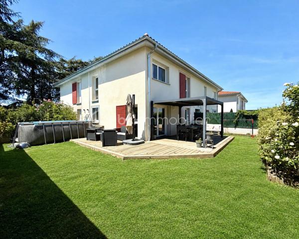BAYARD IMMOBILIER vous invite à découvrir ce magnifique duplex type maison de ville d’environ 80 m², dans une petite copropriété intimiste de 9 logements construite en 2019, avec de très belles prestations, et au calme sans vis-à-vis avec son jardin de 120 m². 

Ce bien climatisé dispose de plain-pied d'une entrée avec rangement, d’une belle pièce de vie lumineuse exposée Sud-Est de plus de 30 m² avec sa cuisine ouverte moderne aménagée et équipée, et des toilettes. En extérieur, vous profiterez d’une grande terrasse avec pergola prolongé par un agréable jardin.
À l'étage, vous retrouverez 3 chambres ainsi qu’une salle d’eau et des toilettes.

Un garage double fermé en sous-sol ainsi qu’un stationnement couvert complètent ce bien.

Les plus : au calme, environnement pavillonnaire et proche du nouveau collège Jean d’Ormesson, belles prestations, plancher chauffant au rez-de-chaussée, sous garantie décennale, DPE en C, climatisation, volets motorisés…

Absolument rien à faire sur ce bien, il ne reste plus qu’à vous installer !