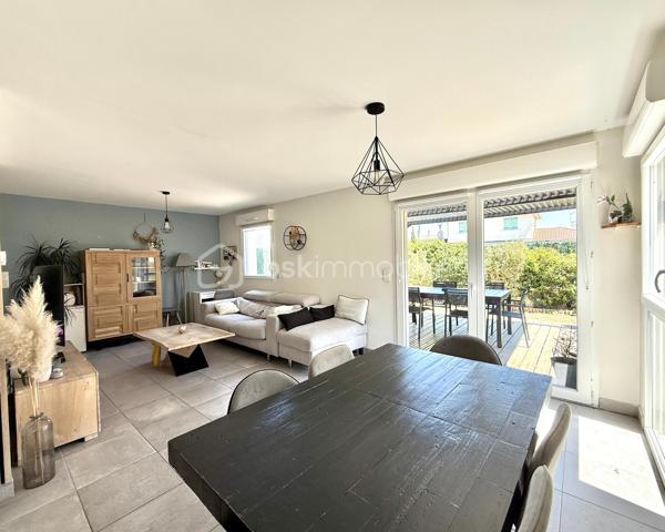 BAYARD IMMOBILIER vous invite à découvrir ce magnifique duplex type maison de ville d’environ 80 m², dans une petite copropriété intimiste de 9 logements construite en 2019, avec de très belles prestations, et au calme sans vis-à-vis avec son jardin de 120 m². 

Ce bien climatisé dispose de plain-pied d'une entrée avec rangement, d’une belle pièce de vie lumineuse exposée Sud-Est de plus de 30 m² avec sa cuisine ouverte moderne aménagée et équipée, et des toilettes. En extérieur, vous profiterez d’une grande terrasse avec pergola prolongé par un agréable jardin.
À l'étage, vous retrouverez 3 chambres ainsi qu’une salle d’eau et des toilettes.

Un garage double fermé en sous-sol ainsi qu’un stationnement couvert complètent ce bien.

Les plus : au calme, environnement pavillonnaire et proche du nouveau collège Jean d’Ormesson, belles prestations, plancher chauffant au rez-de-chaussée, sous garantie décennale, DPE en C, climatisation, volets motorisés…

Absolument rien à faire sur ce bien, il ne reste plus qu’à vous installer !