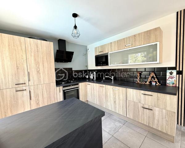 BAYARD IMMOBILIER vous invite à découvrir ce magnifique duplex type maison de ville d’environ 80 m², dans une petite copropriété intimiste de 9 logements construite en 2019, avec de très belles prestations, et au calme sans vis-à-vis avec son jardin de 120 m². 

Ce bien climatisé dispose de plain-pied d'une entrée avec rangement, d’une belle pièce de vie lumineuse exposée Sud-Est de plus de 30 m² avec sa cuisine ouverte moderne aménagée et équipée, et des toilettes. En extérieur, vous profiterez d’une grande terrasse avec pergola prolongé par un agréable jardin.
À l'étage, vous retrouverez 3 chambres ainsi qu’une salle d’eau et des toilettes.

Un garage double fermé en sous-sol ainsi qu’un stationnement couvert complètent ce bien.

Les plus : au calme, environnement pavillonnaire et proche du nouveau collège Jean d’Ormesson, belles prestations, plancher chauffant au rez-de-chaussée, sous garantie décennale, DPE en C, climatisation, volets motorisés…

Absolument rien à faire sur ce bien, il ne reste plus qu’à vous installer !