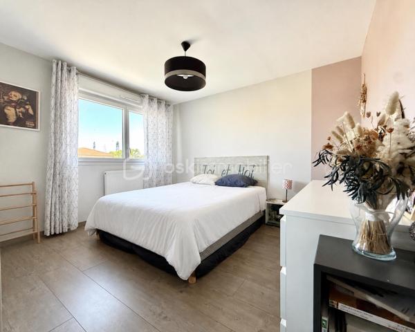 BAYARD IMMOBILIER vous invite à découvrir ce magnifique duplex type maison de ville d’environ 80 m², dans une petite copropriété intimiste de 9 logements construite en 2019, avec de très belles prestations, et au calme sans vis-à-vis avec son jardin de 120 m². 

Ce bien climatisé dispose de plain-pied d'une entrée avec rangement, d’une belle pièce de vie lumineuse exposée Sud-Est de plus de 30 m² avec sa cuisine ouverte moderne aménagée et équipée, et des toilettes. En extérieur, vous profiterez d’une grande terrasse avec pergola prolongé par un agréable jardin.
À l'étage, vous retrouverez 3 chambres ainsi qu’une salle d’eau et des toilettes.

Un garage double fermé en sous-sol ainsi qu’un stationnement couvert complètent ce bien.

Les plus : au calme, environnement pavillonnaire et proche du nouveau collège Jean d’Ormesson, belles prestations, plancher chauffant au rez-de-chaussée, sous garantie décennale, DPE en C, climatisation, volets motorisés…

Absolument rien à faire sur ce bien, il ne reste plus qu’à vous installer !