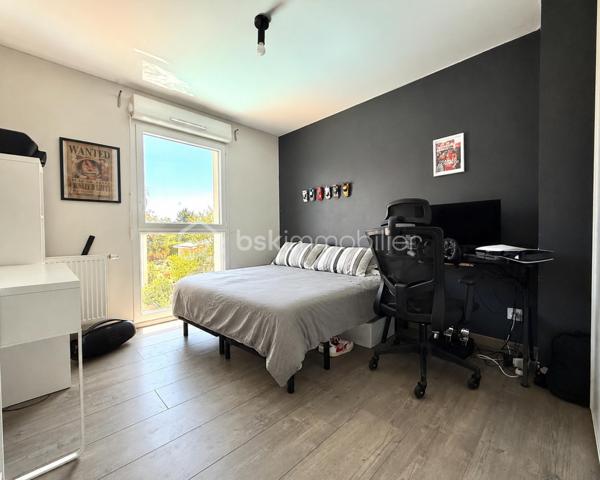 BAYARD IMMOBILIER vous invite à découvrir ce magnifique duplex type maison de ville d’environ 80 m², dans une petite copropriété intimiste de 9 logements construite en 2019, avec de très belles prestations, et au calme sans vis-à-vis avec son jardin de 120 m². 

Ce bien climatisé dispose de plain-pied d'une entrée avec rangement, d’une belle pièce de vie lumineuse exposée Sud-Est de plus de 30 m² avec sa cuisine ouverte moderne aménagée et équipée, et des toilettes. En extérieur, vous profiterez d’une grande terrasse avec pergola prolongé par un agréable jardin.
À l'étage, vous retrouverez 3 chambres ainsi qu’une salle d’eau et des toilettes.

Un garage double fermé en sous-sol ainsi qu’un stationnement couvert complètent ce bien.

Les plus : au calme, environnement pavillonnaire et proche du nouveau collège Jean d’Ormesson, belles prestations, plancher chauffant au rez-de-chaussée, sous garantie décennale, DPE en C, climatisation, volets motorisés…

Absolument rien à faire sur ce bien, il ne reste plus qu’à vous installer !