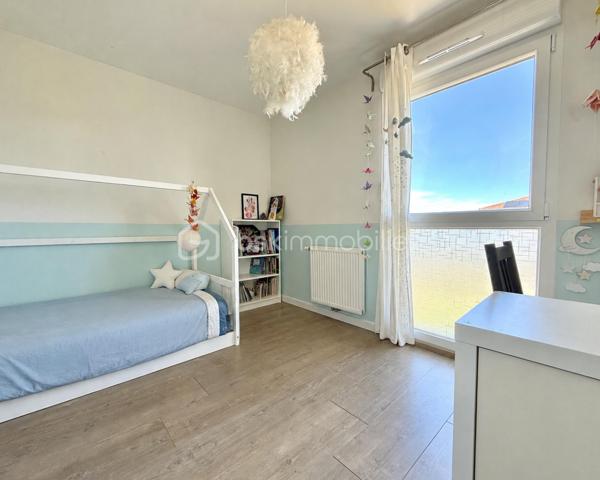 BAYARD IMMOBILIER vous invite à découvrir ce magnifique duplex type maison de ville d’environ 80 m², dans une petite copropriété intimiste de 9 logements construite en 2019, avec de très belles prestations, et au calme sans vis-à-vis avec son jardin de 120 m². 

Ce bien climatisé dispose de plain-pied d'une entrée avec rangement, d’une belle pièce de vie lumineuse exposée Sud-Est de plus de 30 m² avec sa cuisine ouverte moderne aménagée et équipée, et des toilettes. En extérieur, vous profiterez d’une grande terrasse avec pergola prolongé par un agréable jardin.
À l'étage, vous retrouverez 3 chambres ainsi qu’une salle d’eau et des toilettes.

Un garage double fermé en sous-sol ainsi qu’un stationnement couvert complètent ce bien.

Les plus : au calme, environnement pavillonnaire et proche du nouveau collège Jean d’Ormesson, belles prestations, plancher chauffant au rez-de-chaussée, sous garantie décennale, DPE en C, climatisation, volets motorisés…

Absolument rien à faire sur ce bien, il ne reste plus qu’à vous installer !
