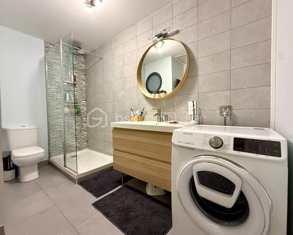 BAYARD IMMOBILIER vous invite à découvrir ce magnifique duplex type maison de ville d’environ 80 m², dans une petite copropriété intimiste de 9 logements construite en 2019, avec de très belles prestations, et au calme sans vis-à-vis avec son jardin de 120 m². 

Ce bien climatisé dispose de plain-pied d'une entrée avec rangement, d’une belle pièce de vie lumineuse exposée Sud-Est de plus de 30 m² avec sa cuisine ouverte moderne aménagée et équipée, et des toilettes. En extérieur, vous profiterez d’une grande terrasse avec pergola prolongé par un agréable jardin.
À l'étage, vous retrouverez 3 chambres ainsi qu’une salle d’eau et des toilettes.

Un garage double fermé en sous-sol ainsi qu’un stationnement couvert complètent ce bien.

Les plus : au calme, environnement pavillonnaire et proche du nouveau collège Jean d’Ormesson, belles prestations, plancher chauffant au rez-de-chaussée, sous garantie décennale, DPE en C, climatisation, volets motorisés…

Absolument rien à faire sur ce bien, il ne reste plus qu’à vous installer !
