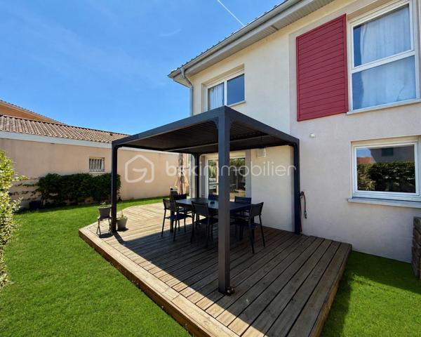 BAYARD IMMOBILIER vous invite à découvrir ce magnifique duplex type maison de ville d’environ 80 m², dans une petite copropriété intimiste de 9 logements construite en 2019, avec de très belles prestations, et au calme sans vis-à-vis avec son jardin de 120 m². 

Ce bien climatisé dispose de plain-pied d'une entrée avec rangement, d’une belle pièce de vie lumineuse exposée Sud-Est de plus de 30 m² avec sa cuisine ouverte moderne aménagée et équipée, et des toilettes. En extérieur, vous profiterez d’une grande terrasse avec pergola prolongé par un agréable jardin.
À l'étage, vous retrouverez 3 chambres ainsi qu’une salle d’eau et des toilettes.

Un garage double fermé en sous-sol ainsi qu’un stationnement couvert complètent ce bien.

Les plus : au calme, environnement pavillonnaire et proche du nouveau collège Jean d’Ormesson, belles prestations, plancher chauffant au rez-de-chaussée, sous garantie décennale, DPE en C, climatisation, volets motorisés…

Absolument rien à faire sur ce bien, il ne reste plus qu’à vous installer !