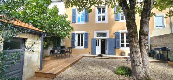 Maison de ville de type 9, surface habitable de 180 m², avec jardin et dépendance