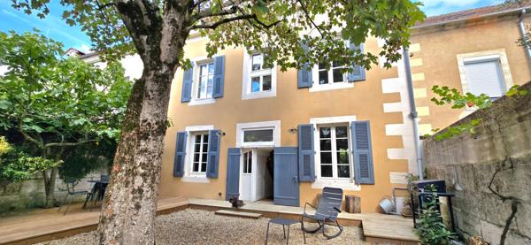 Maison de ville de type 9, surface habitable de 180 m², avec jardin et dépendance