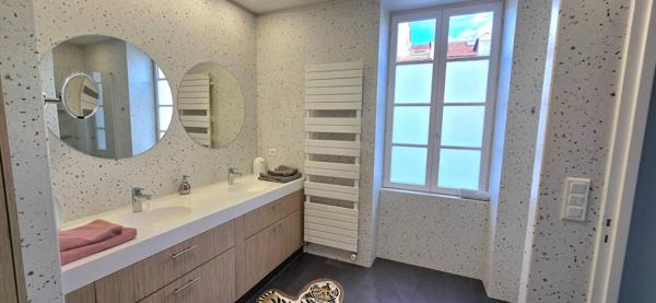 Maison de ville de type 9, surface habitable de 180 m², avec jardin et dépendance