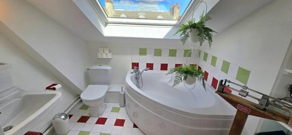 Maison de ville de type 9, surface habitable de 180 m², avec jardin et dépendance