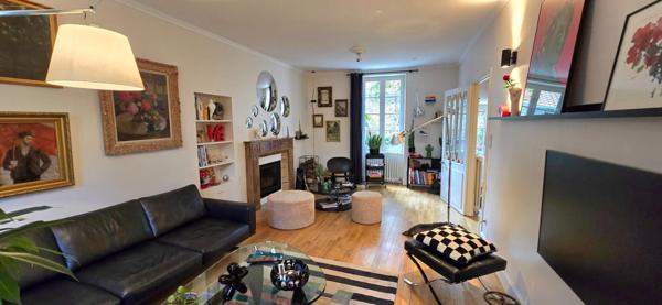 Maison de ville de type 9, surface habitable de 180 m², avec jardin et dépendance