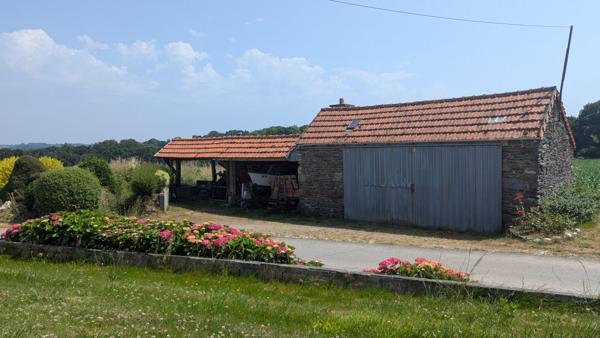 Authenticité et potentiel à 5 minutes de Morlaix : longère avec dépendances et vue dégagée